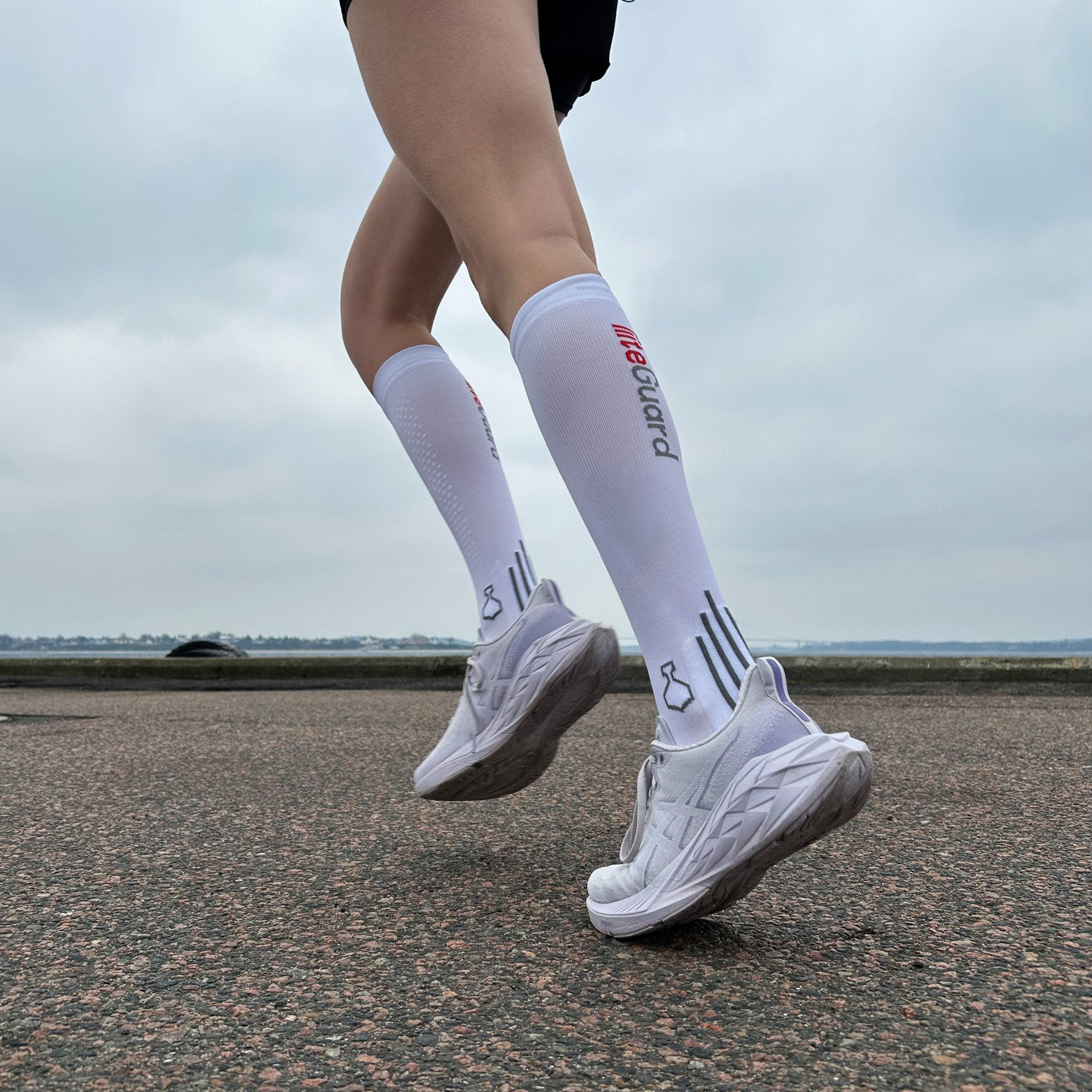 liiteGuard SHIN-TECH GRIP RUNNING SOCK Long socks WHITE