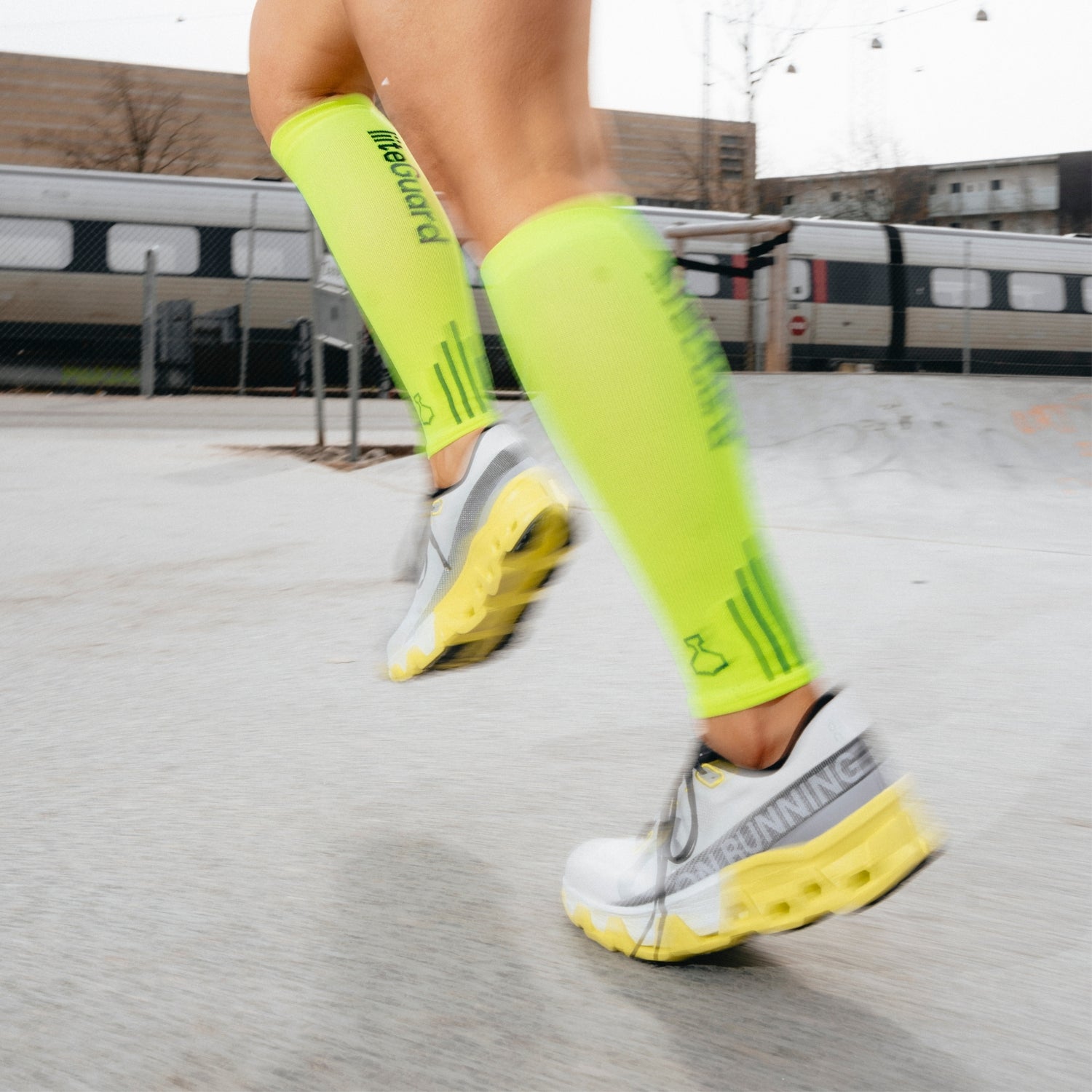liiteGuard SHIN-TECH VISION COMPRESSION CALF SLEEVES Leg sleeve Neon Yellow